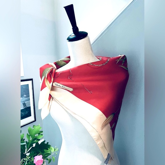 SALVATORE FERRAGAMO “Charming Lillies” 100% Silk Scarf Rose/Ivory, 33x34 Italian - Picture 6 of 13